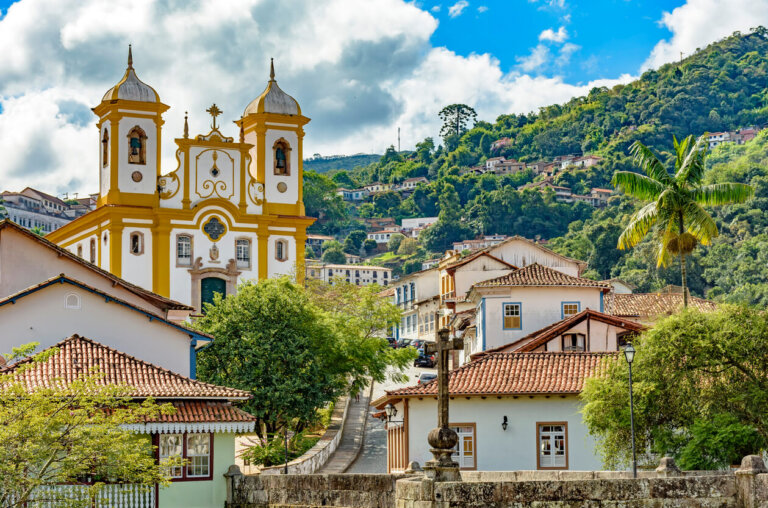 Paisaje urbano de la ciudad de Ouro Preto con iglesia y colinas
