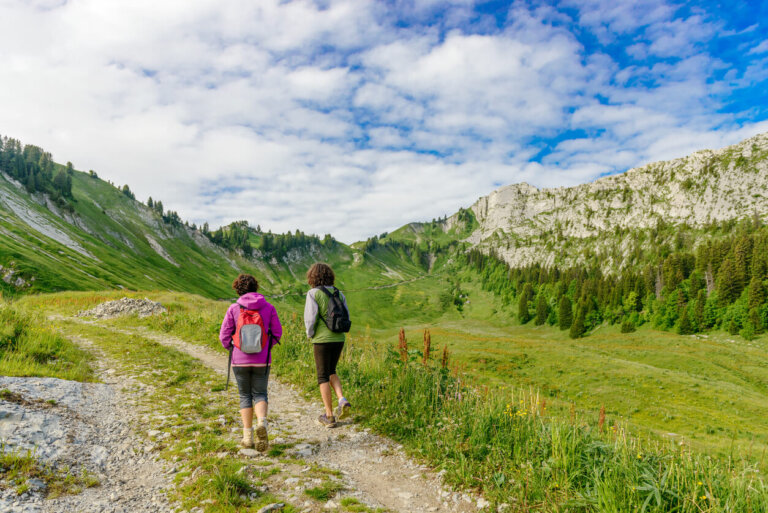 Personas realizando senderismo en Alpes Franceses 