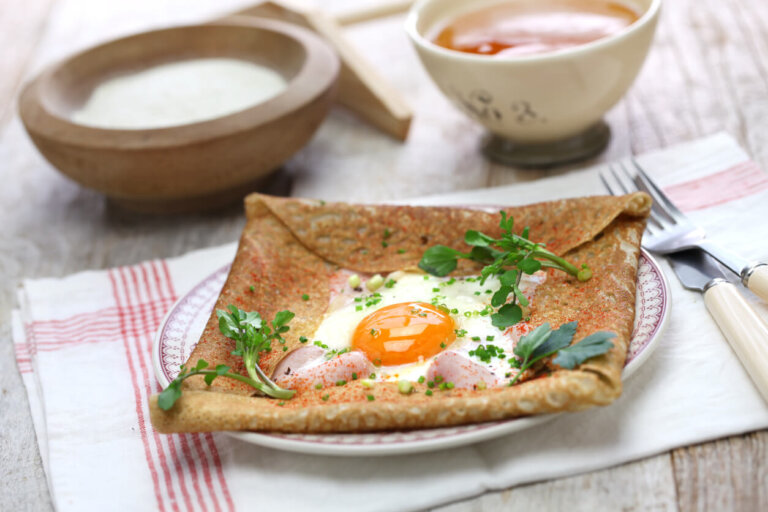 Plato típico de Galette con huevos, tocino y queso