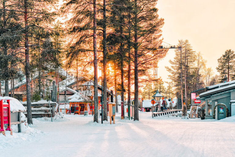 Pueblo con nieve en Laponia 