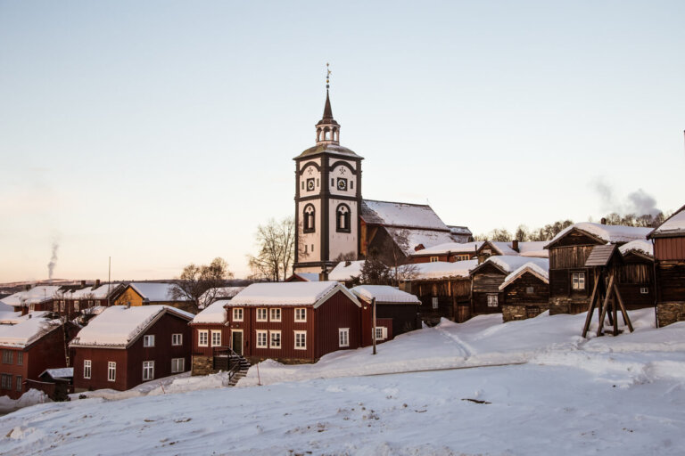 Un panorama de la hermosa mañana de un pequeño pueblo noruego Røros