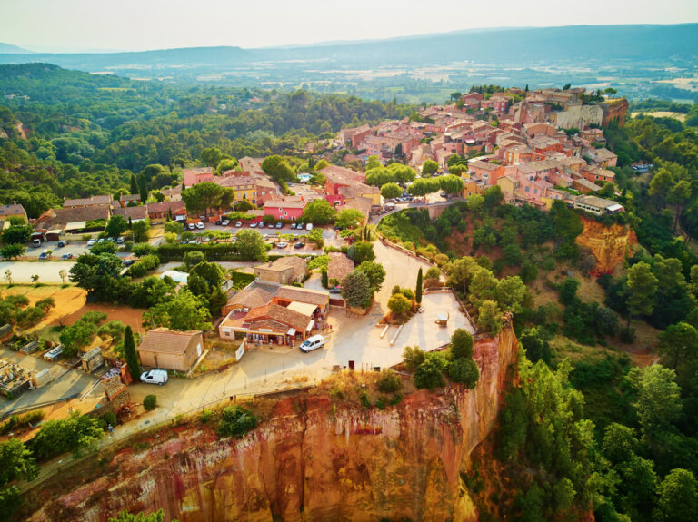 Roussillon, Francia una ciudad en la colina