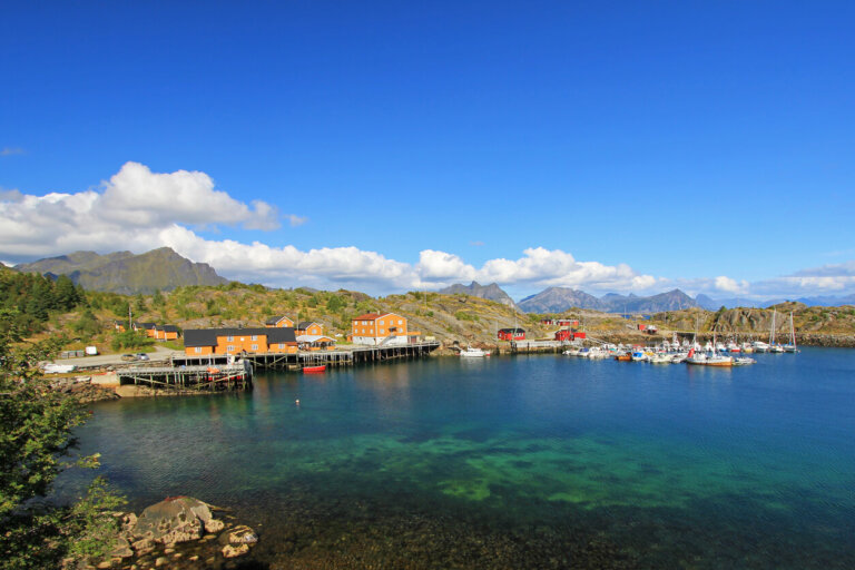 Hermoso pueblo de Stamsund con casas coloridas y del puerto pesquero, Islas Lofoten, Noruega, Europa