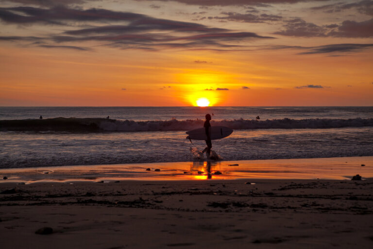 Surfistas en Santa Teresa al atardecer