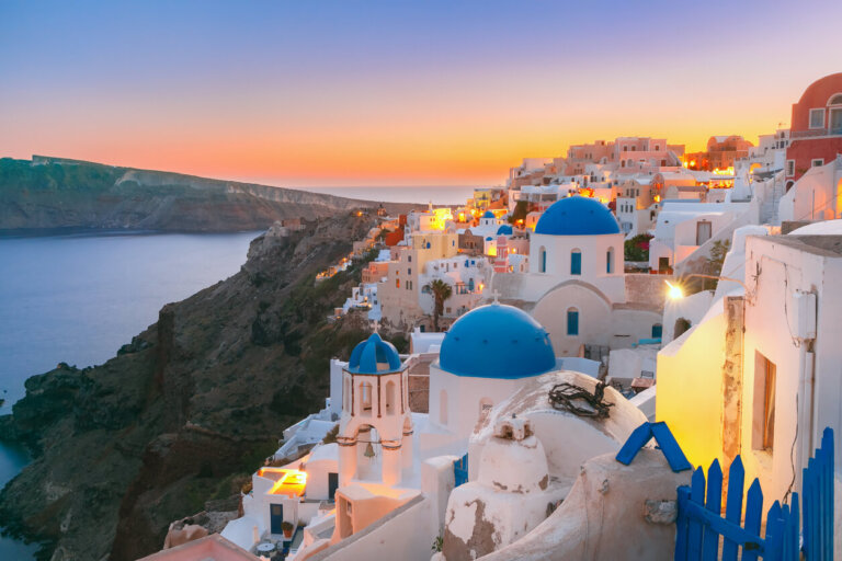 Casas de techos azules en atardecer en Santorini