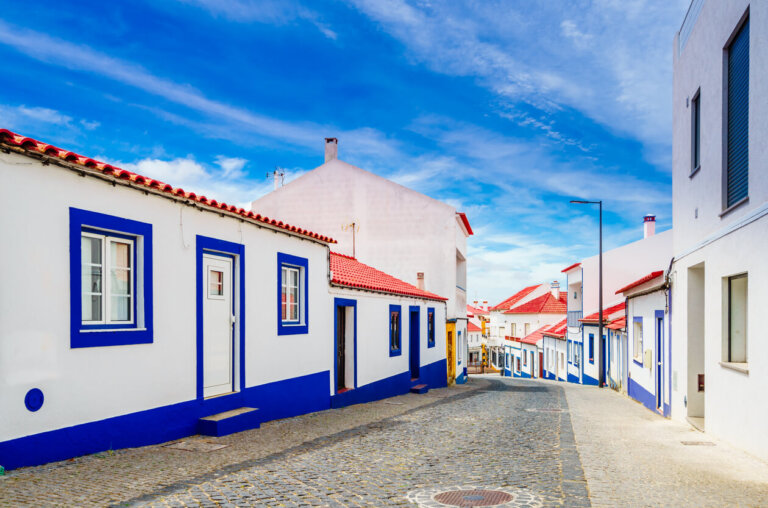 Calles y casas típicas en Alentejo, Portugal.