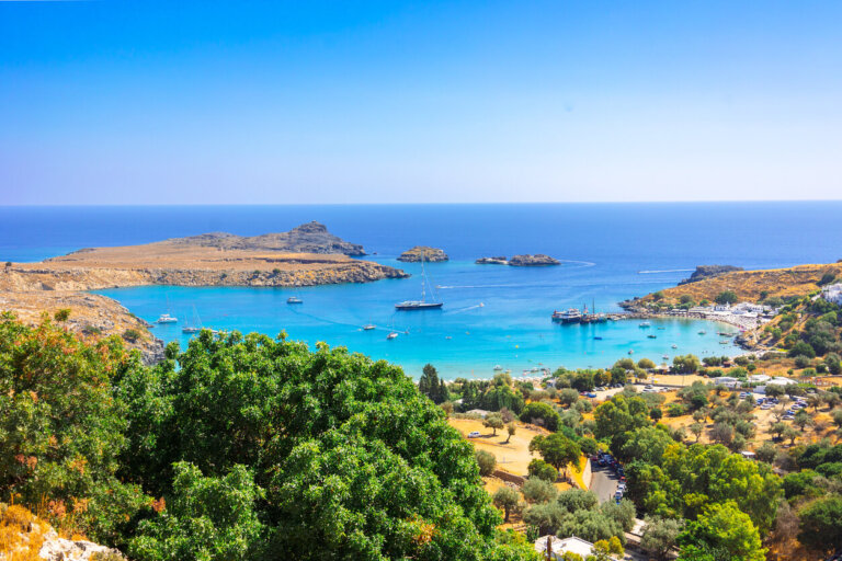 Pueblo frente al mar en el pueblo de Rodas, Grecia