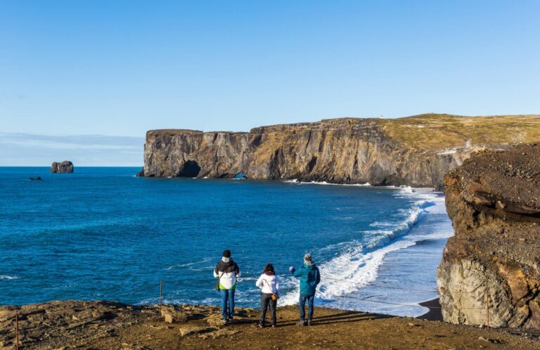 Personas practicando senderismo en las islas Feroe