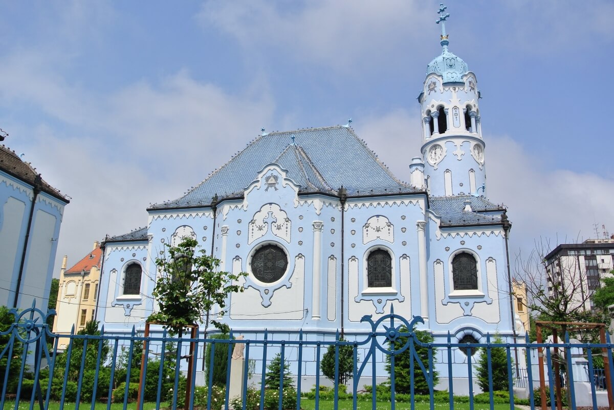 Iglesia azul, en la ciudad de Bratislava. 