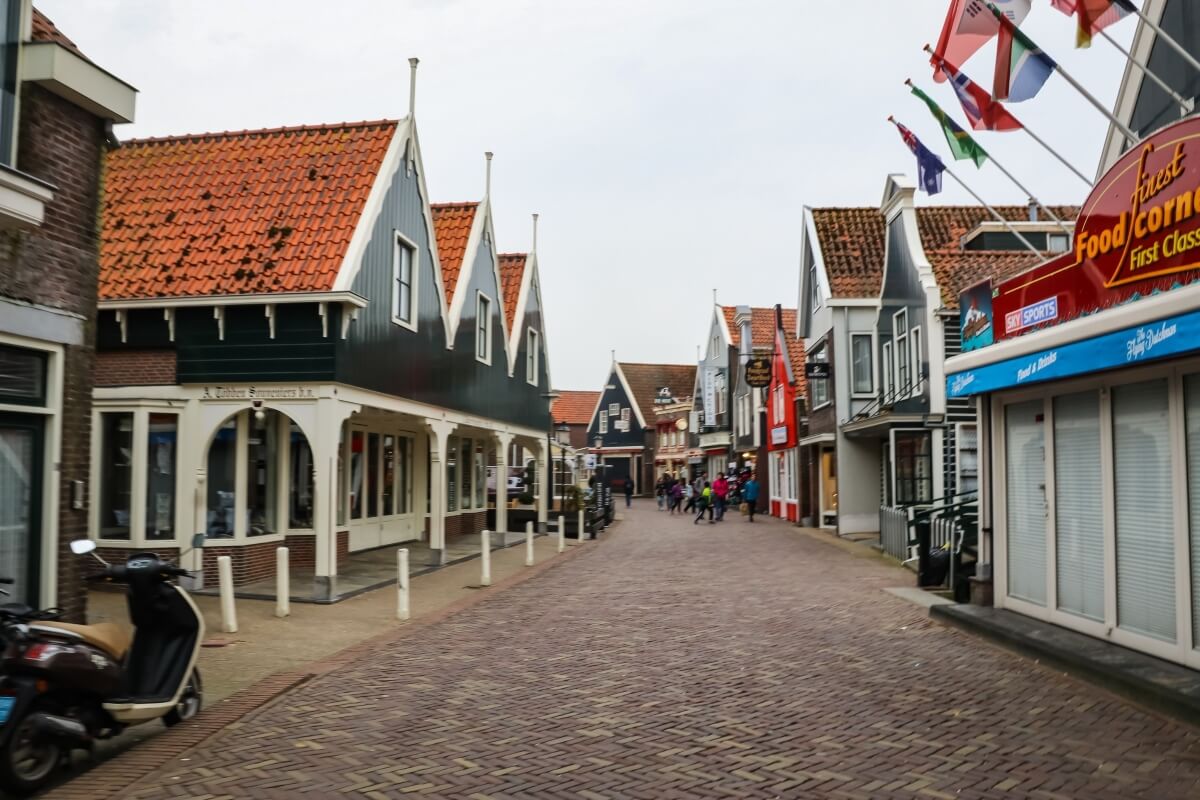 Calles de Volendam, un pueblo cerca de Ámsterdam. 