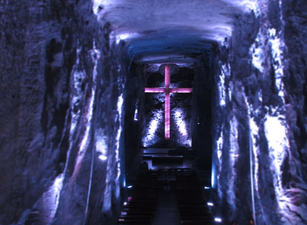 Vista interior de una capilla en las minas de Zipaquirá.