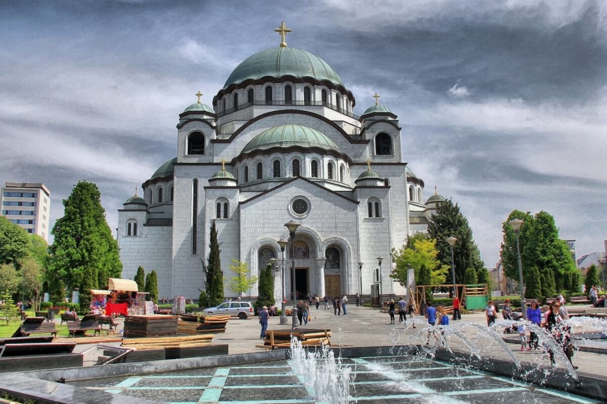 Vista completa de la Iglesia de San Sava, un monumento en Belgrado.