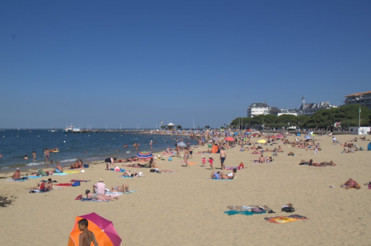 Personas pasando el tiempo en las playas de Arcachon.