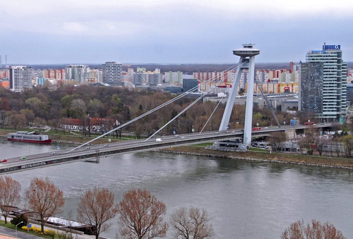 Puente Monst SPN, sobre le río Danubio.