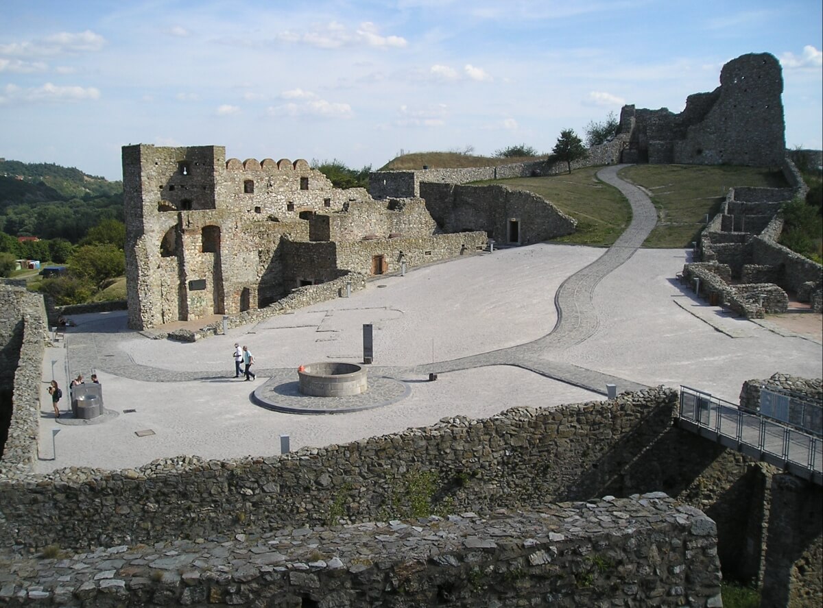 Vista aérea de las ruinas del Castillo de Devín. 