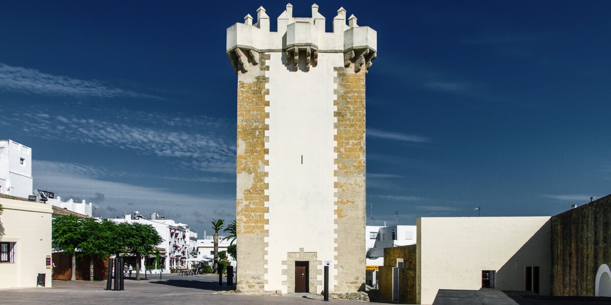 La torre de Guzmán, en medio de la ciudad de Conil.