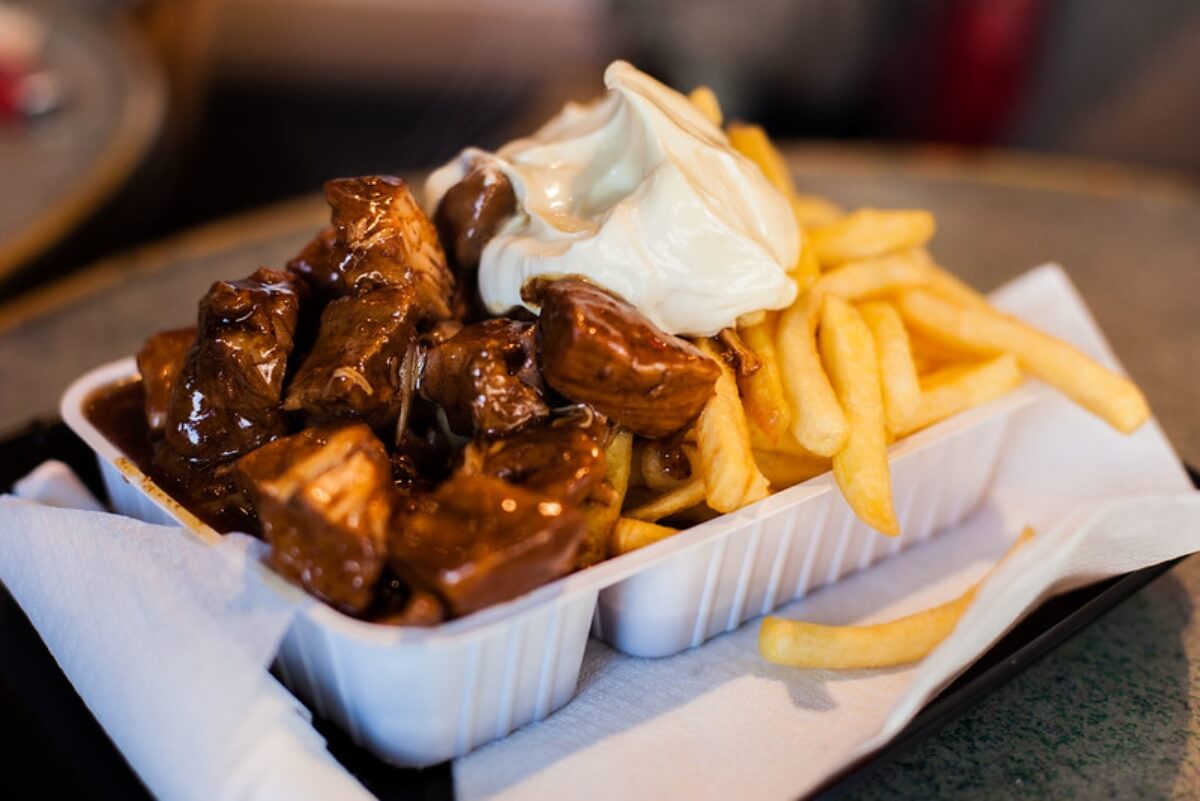 Carbonada flamenca servida en un plato de plástico.