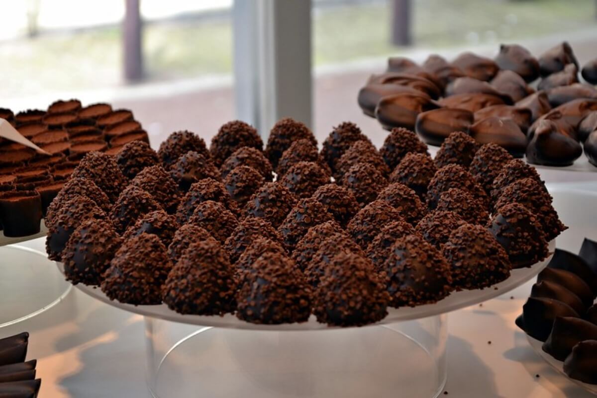 Chocolates belgas en forma de bombones en una tienda.
