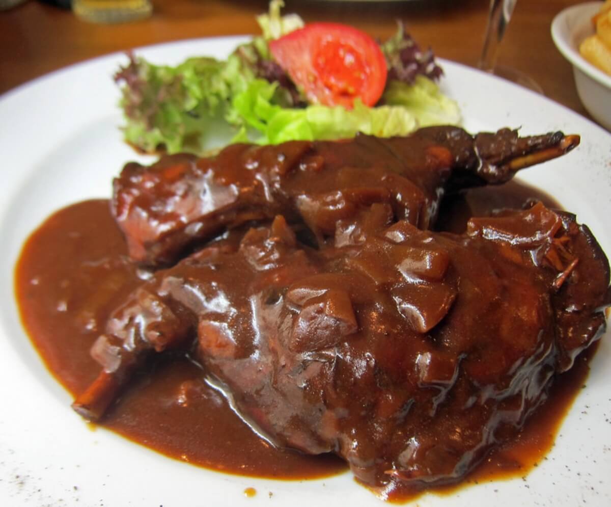 Conejo a kriek, plato típico de Bélgica, en un restaurante. 