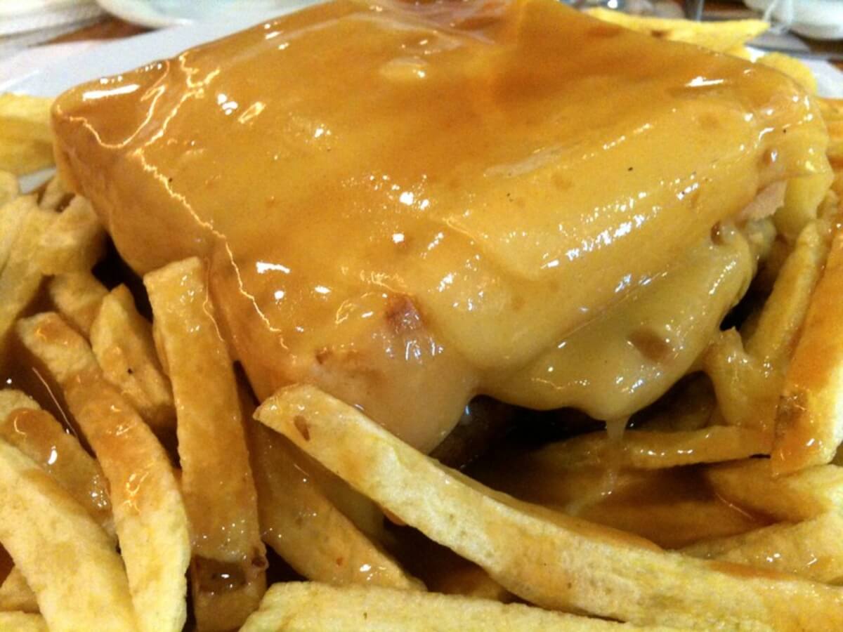 Plato de francesinha con pasas: otra comida tradicional de Oporto.