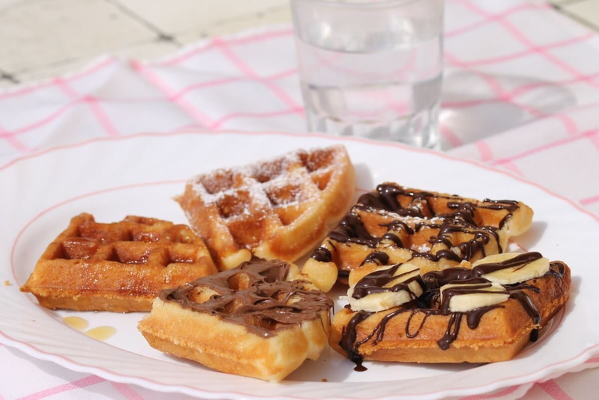 Gofres belgas servidos en una mesa al aire libre.
