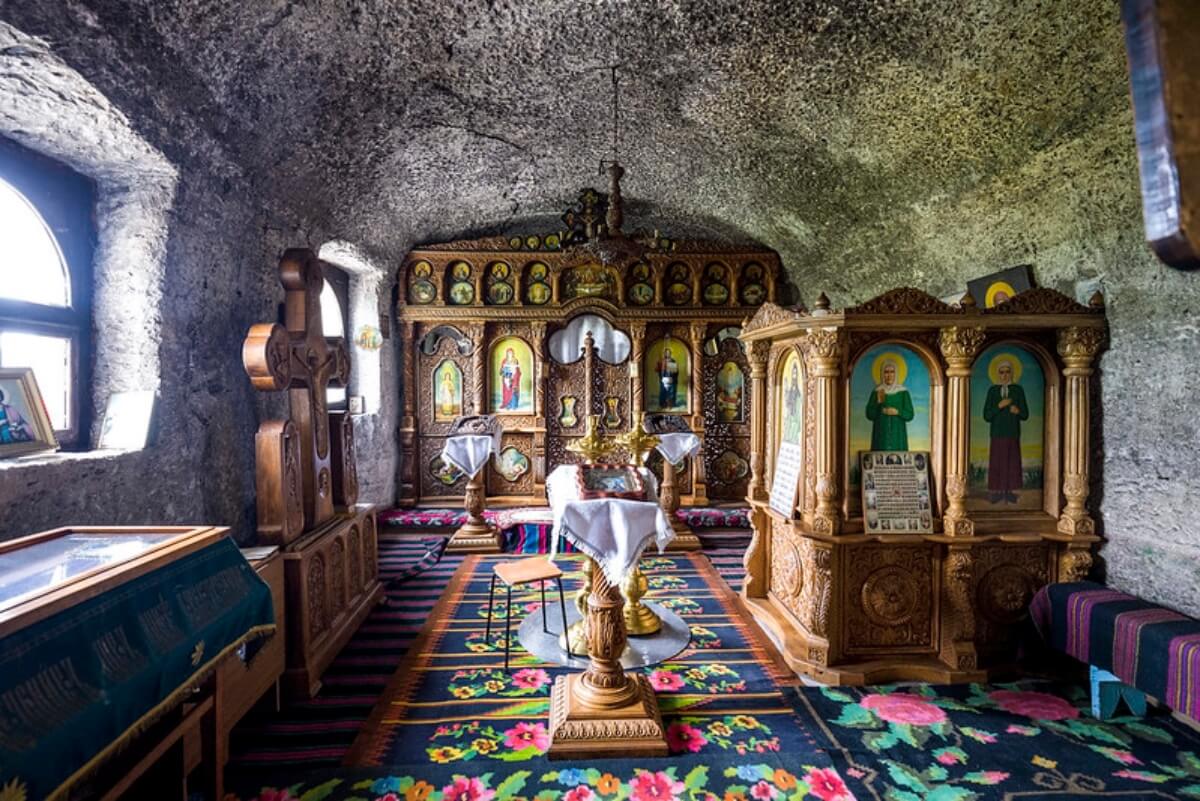 Altar en el Monasterio de las Cuevas.