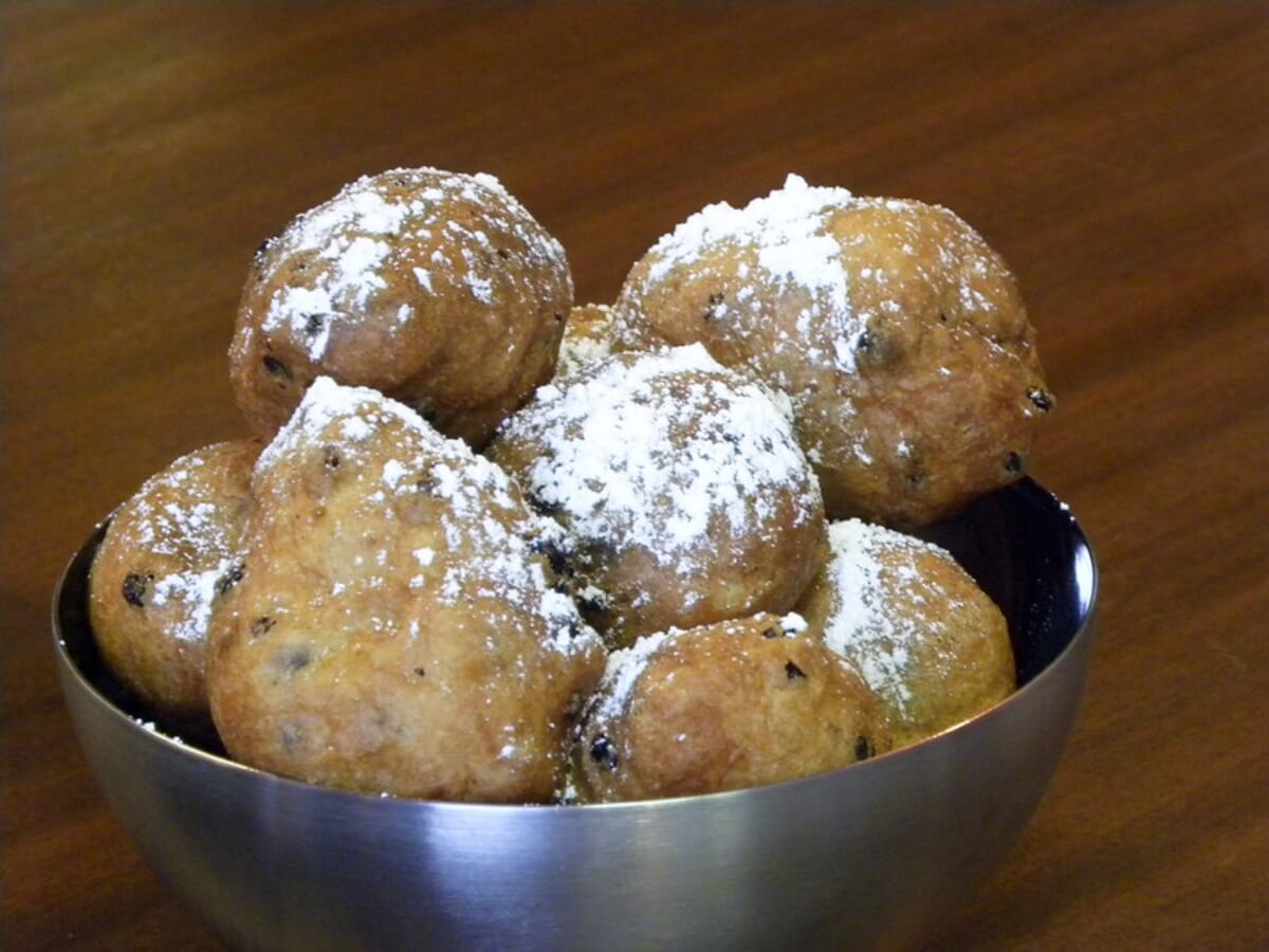 Oliebollen, comida típica de Ámsterdam, sobre un cuenco.