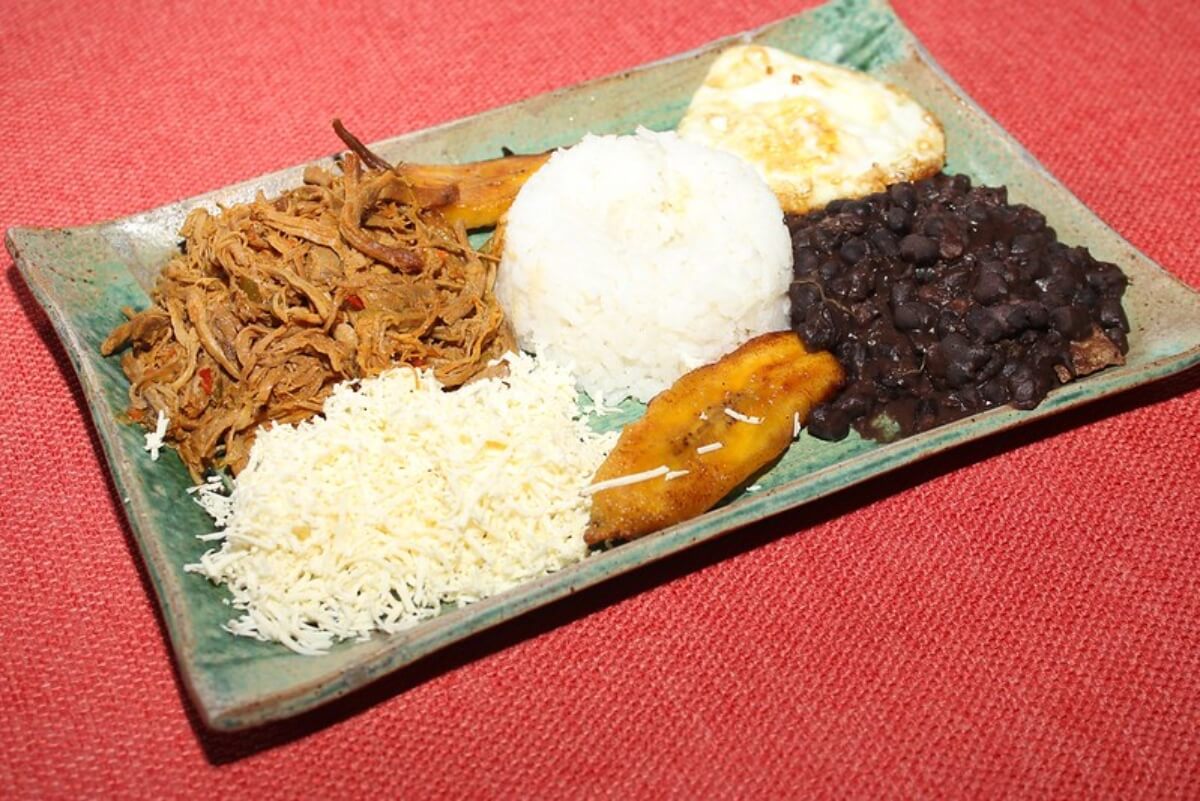 Pabellón criollo en un plato.