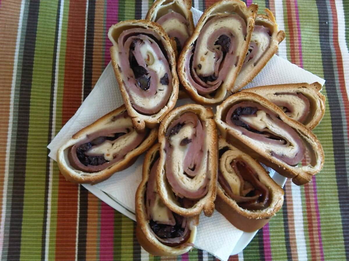 Pan de jamón en un plato: otra opción para comer en Caracas.