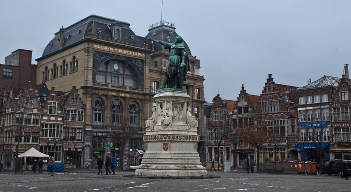 Plaza Vrijdagmarkt, en Gante, con una estatura en el medio.