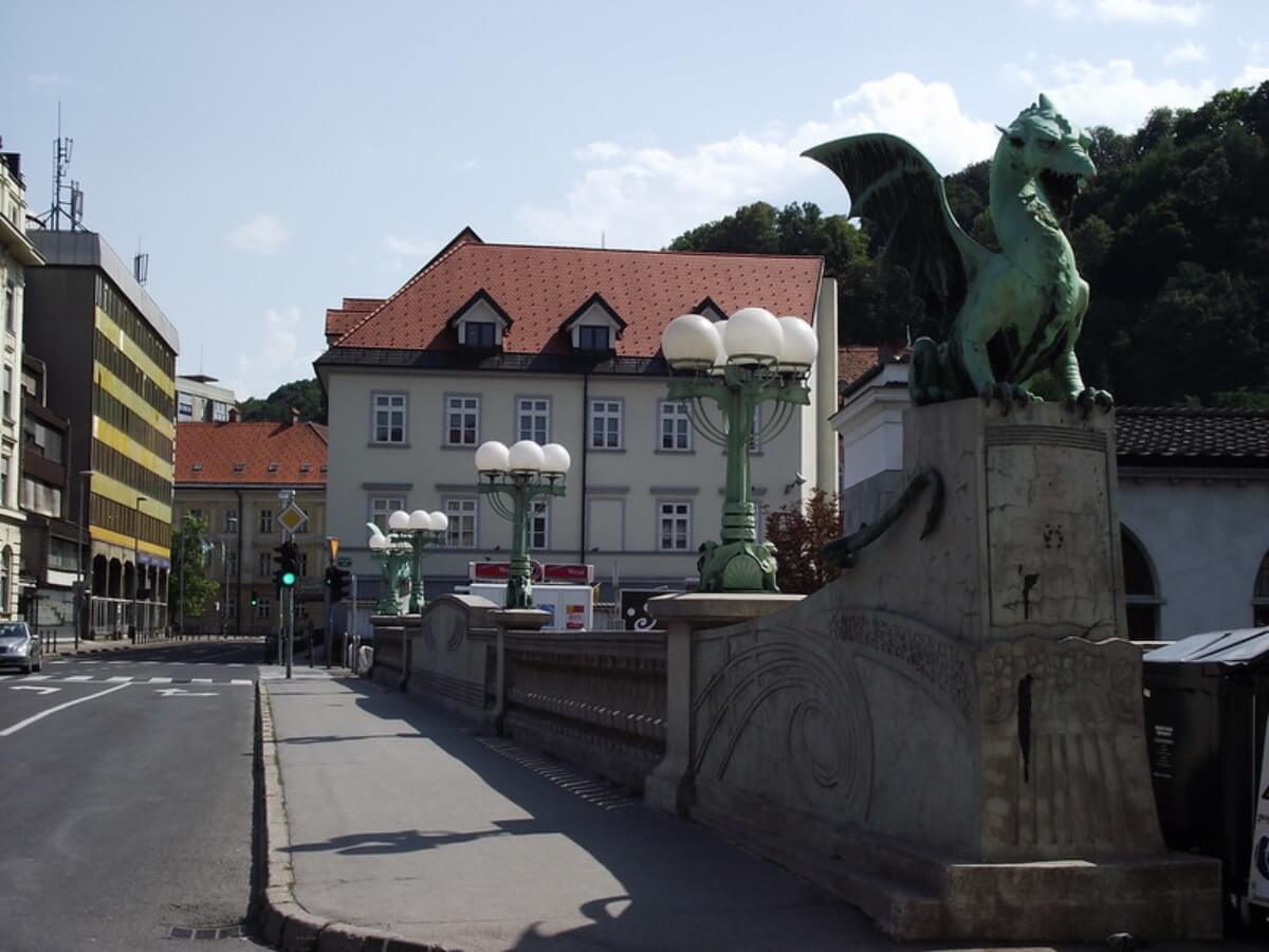 Entrada del puente del Dragón, en Liubliana.