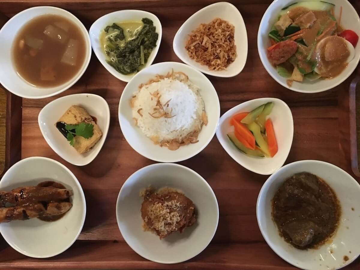 Rijsttafel: una comida que se ofrece en varios platos e incluye arroz.