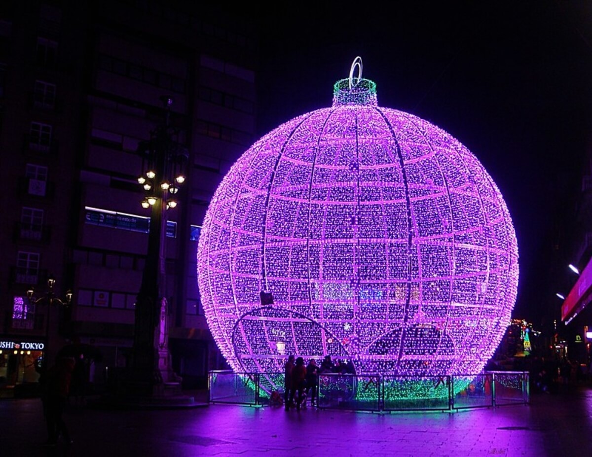 Bola de Navidad de Vigo en la calle.