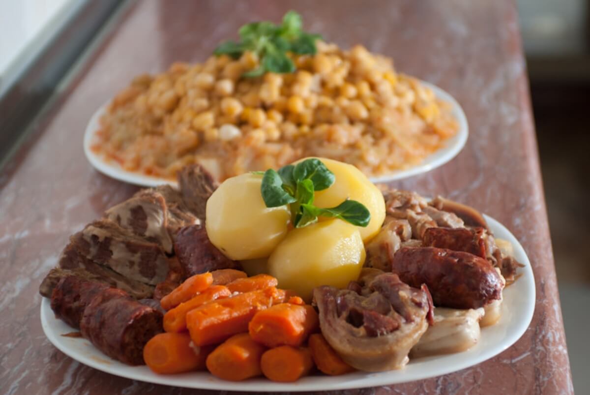 Cocido madrileño servido en un plato.