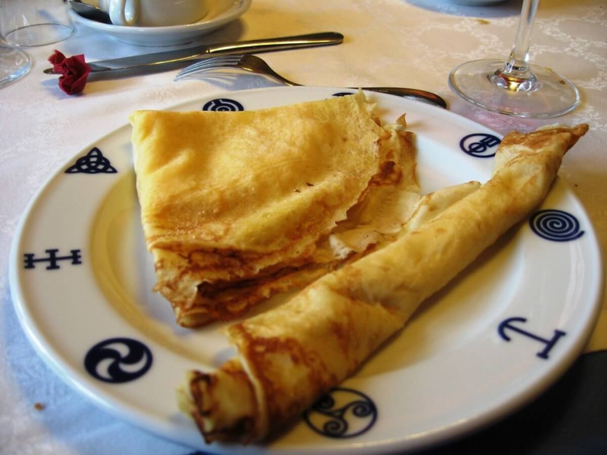 Postre de filloas gallegas en un plato