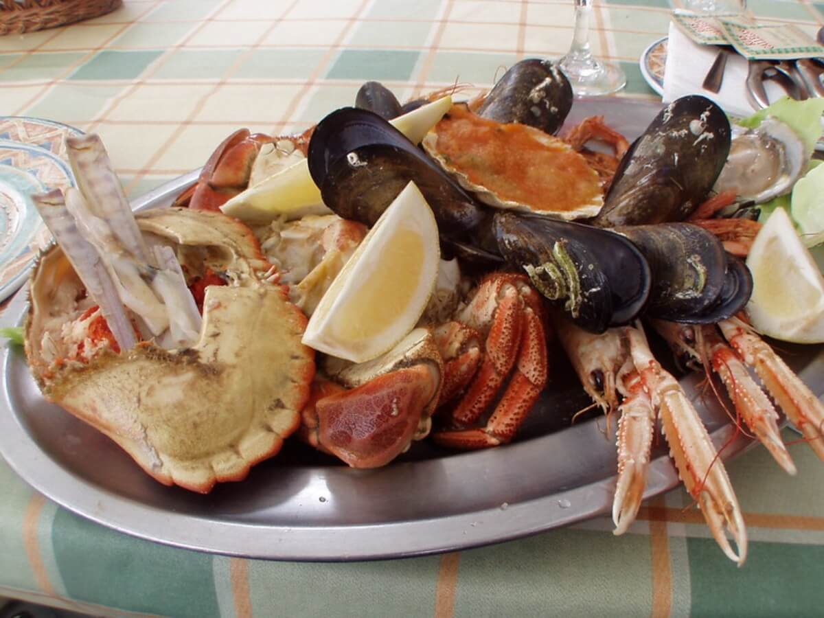 Varios mariscos en un plato.
