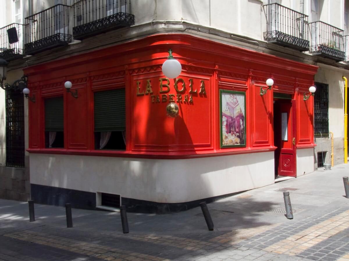 Fachada de la taberna La Bola, donde se sirve cocido madrileño.
