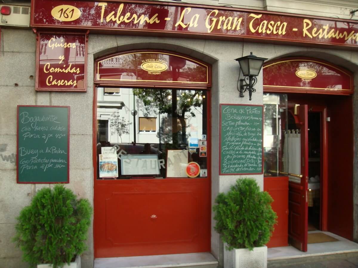Fachada del restaurante La Tasca, en Madrid