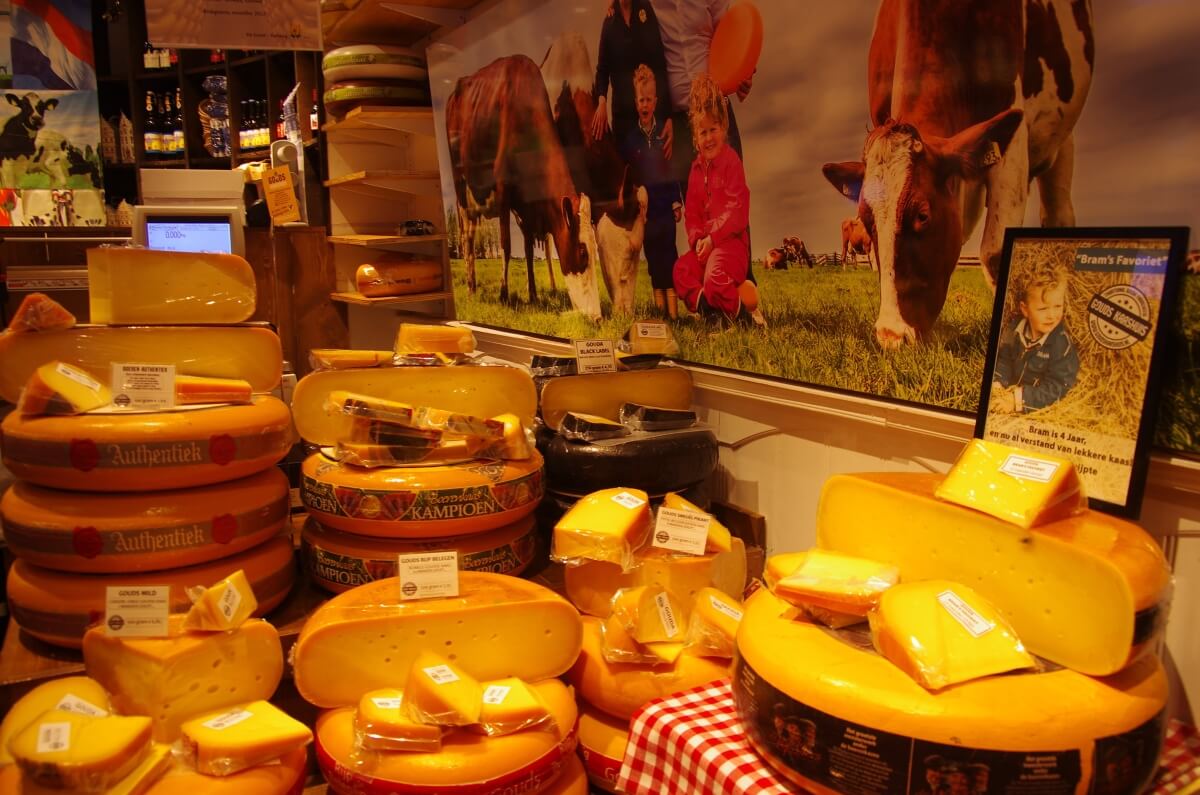 Un tienda con distintos quesos tradicionales de los Países Bajos.